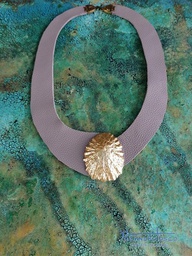 [AT-J-XXX62] Gargantilla cuero beige lapa pan oro